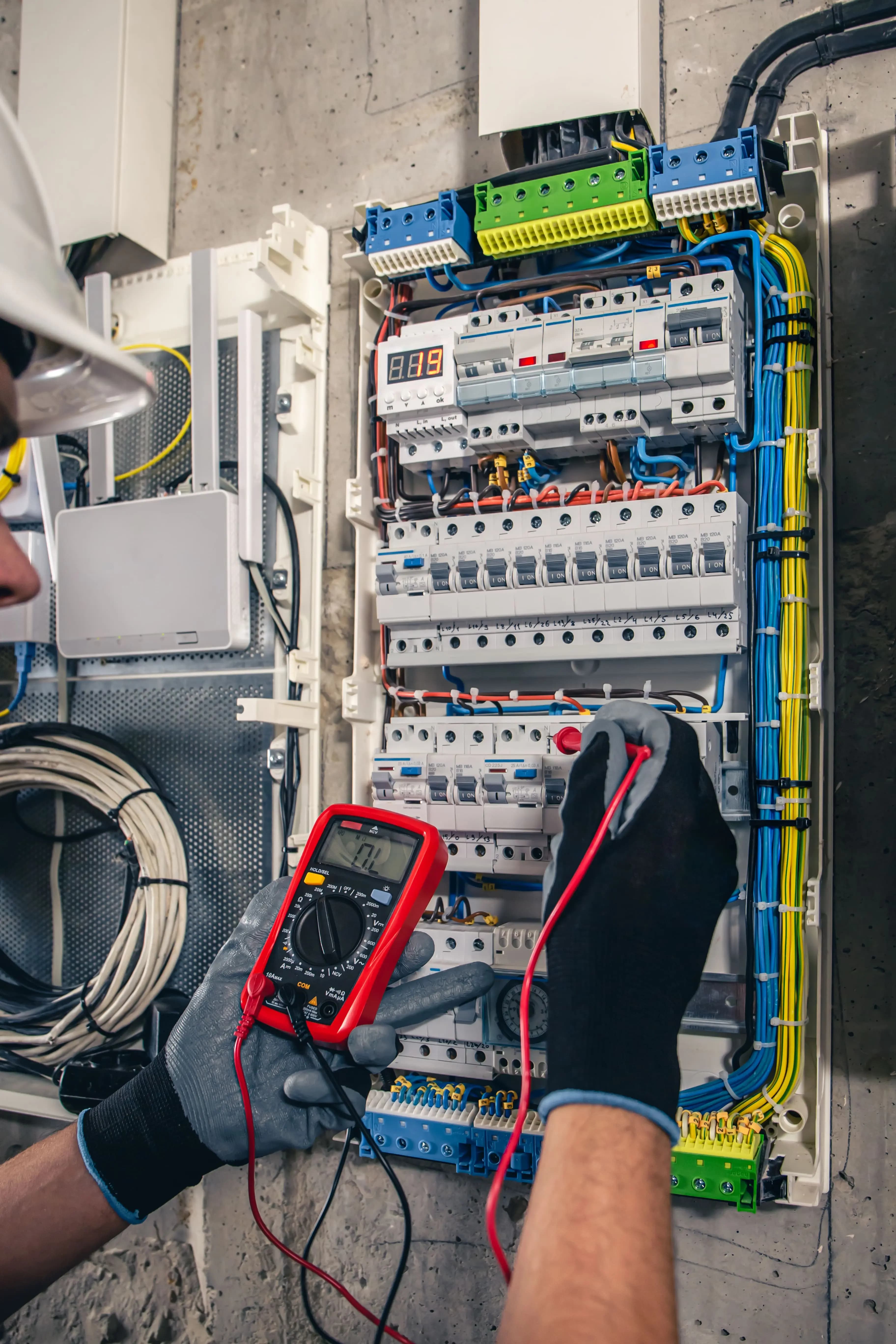 Une équipe d'électriciens professionnels à Nice